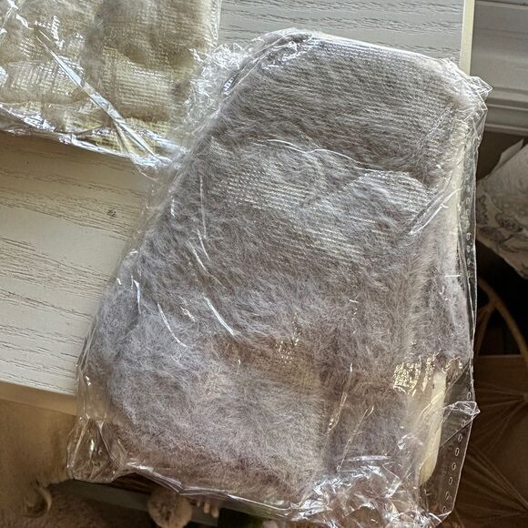 New in Package Fuzzy Microfiber Fingerless Gloves - Picture 8 of 9